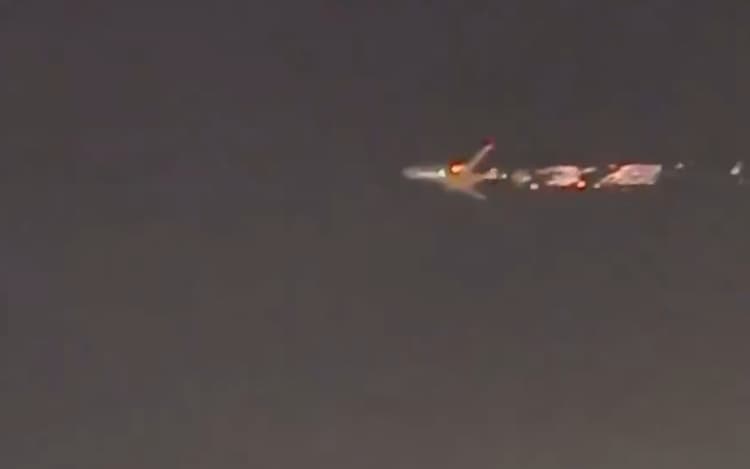 VIDEO: हवा में ही जलने लगा विमान, पायलट को करनी पड़ी इमरजेंसी लैंडिंग, जानें कैसे हुआ हादसा