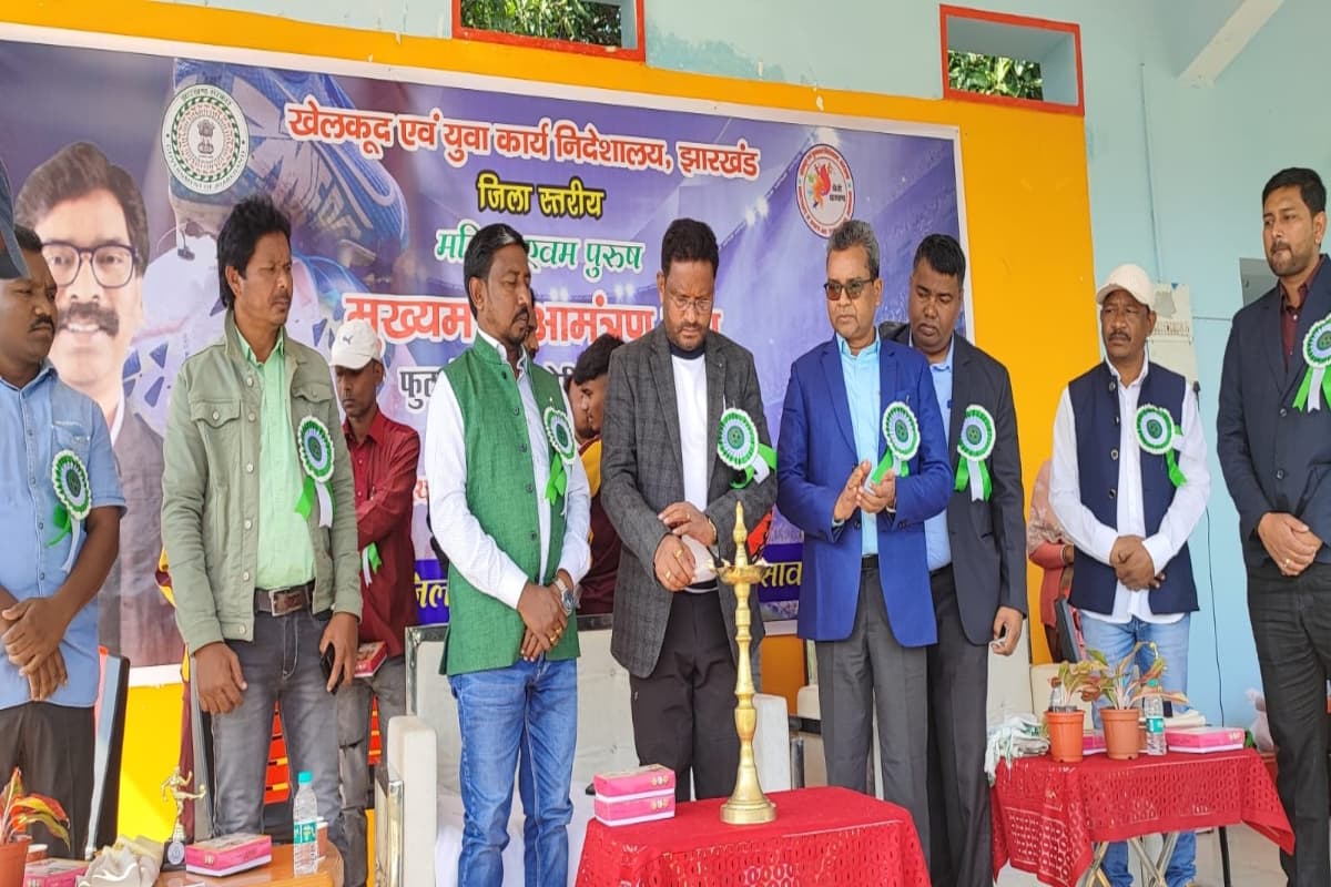 झारखंड: विधायक दशरथ गागराई ने मुख्यमंत्री आमंत्रण फुटबॉल प्रतियोगिता का किया उद्घाटन, खिलाड़ियों से की ये अपील