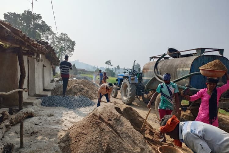 गढ़वा : एक महीने में उखड़ने लगी नौ करोड़ की सड़क का गार्डवाल का प्लास्टर