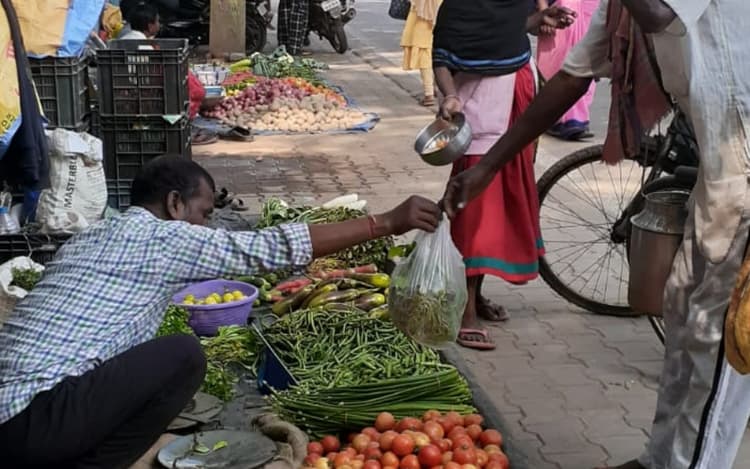 पूर्वी सिंहभूम : मिचौंग के बाद सब्जियों की कीमतों में आयी उछाल, तापमान में गिरावट से सब्जियों में लगे रोग