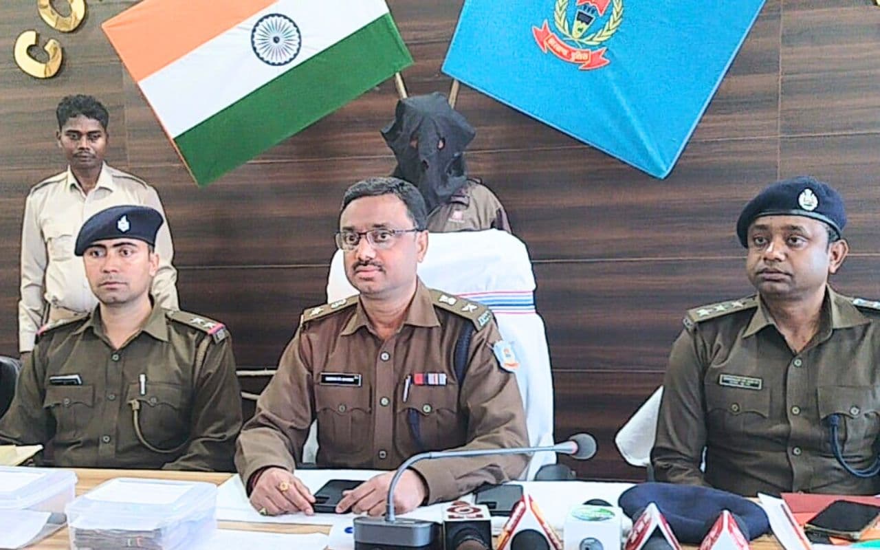 गिरिडीह में कोयला-बालू ढोनेवालों से वसूली, तीन पुलिसकर्मी सस्पेंड, दो थाना प्रभारियों को शोकॉज, DSP ने किया था स्टिंग