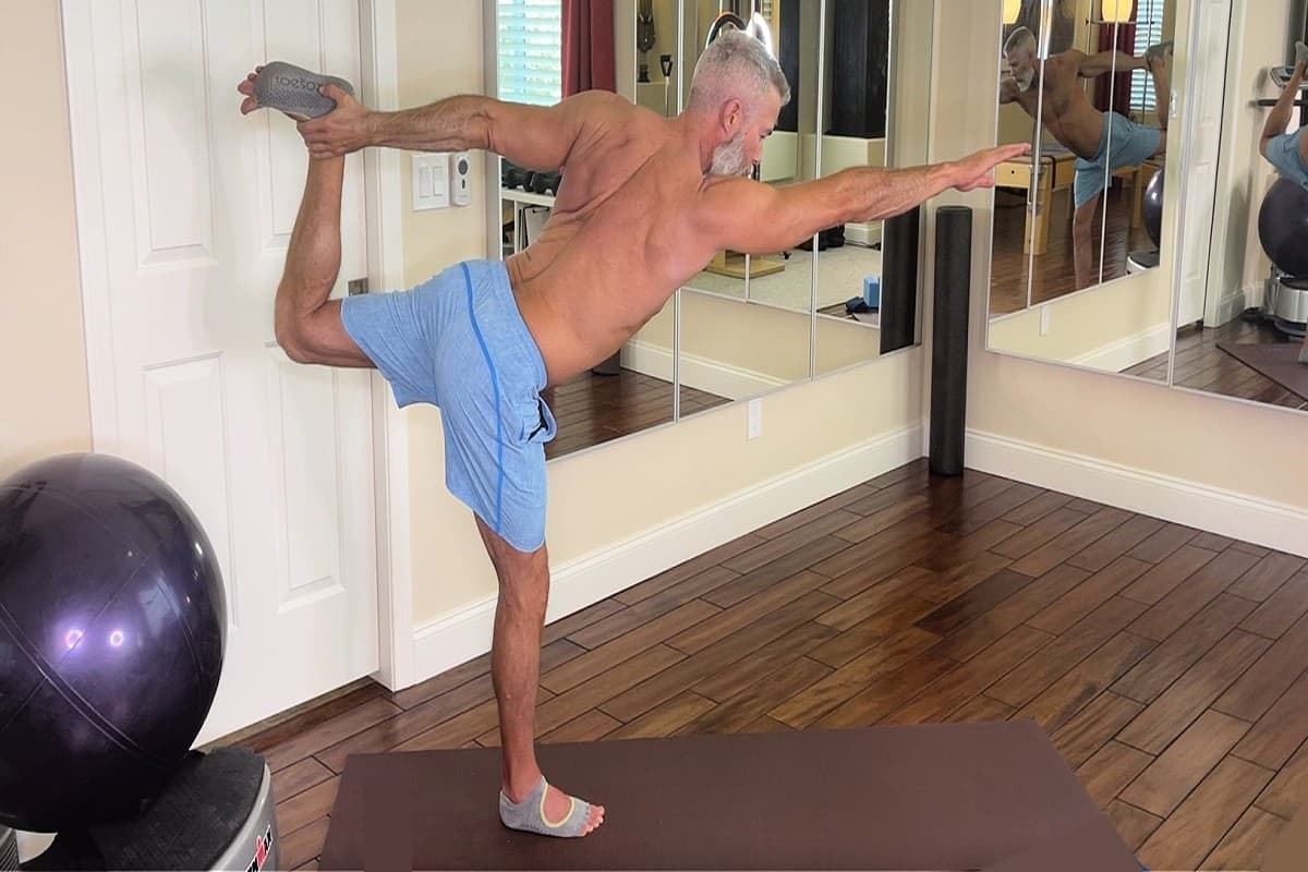 Yoga Tips: 50 की उम्र में भी दिखना है फिट और यंग तो आज से ही शुरू कर दें ये योगासन