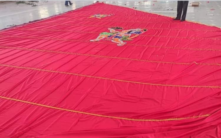 झारखंड के मुस्लिम दर्जी ने अयोध्या में राम मंदिर के लिए तैयार किया हनुमान ध्वज