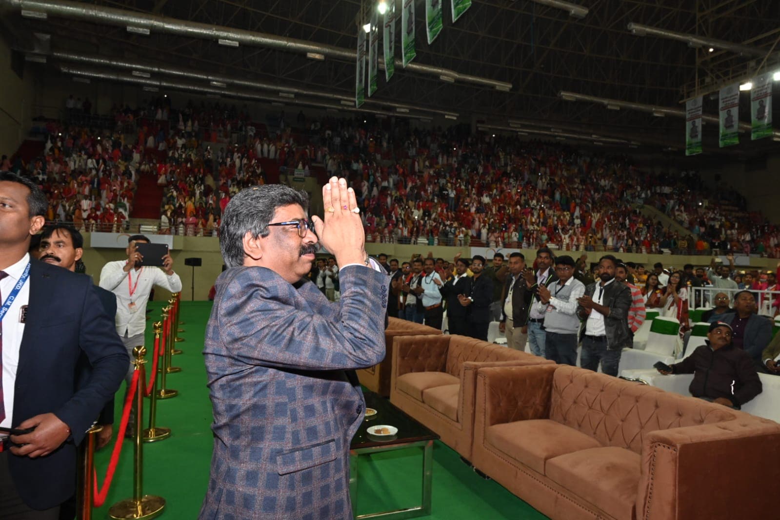 PHOTOS: ऑफर लेटर देने इस अंदाज में टाना भगत इंडोर स्टेडियम पहुंचे झारखंड के सीएम हेमंत सोरेन