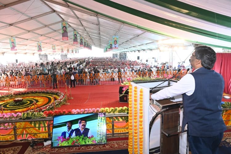 झारखंड:सीएम हेमंत सोरेन दुमका में बोले, केंद्र सरकार बकाया देती तो गैस सिलेंडर 500 में और पेंशन 2500 रुपए देता