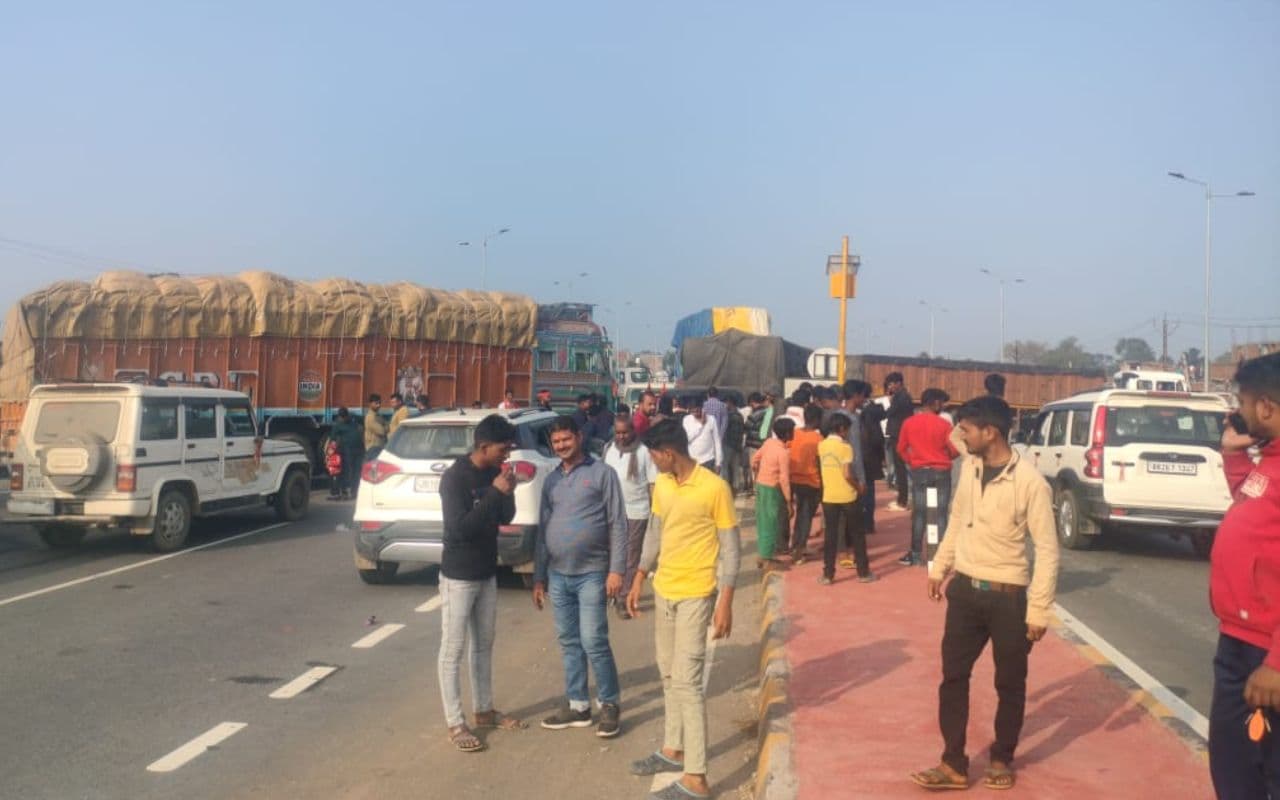 झारखंड में 10 घंटे तक ट्रक चालकों का तांडव, पुलिस पर पथराव, बसों में तोड़फोड़, बाल-बाल बचे पूर्व सांसद-विधायक झारखंड में 10 घंटे तक ट्रक चालकों का तांडव, पुलिस पर पथराव, बसों में तोड़फोड़, बाल-बाल बचे पूर्व सांसद-विधायक