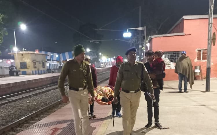 कोडरमा : शौचालय में गूंजी किलकारी, उत्तर प्रदेश की महिला ने नेताजी एक्सप्रेस में बेटे को दिया जन्म