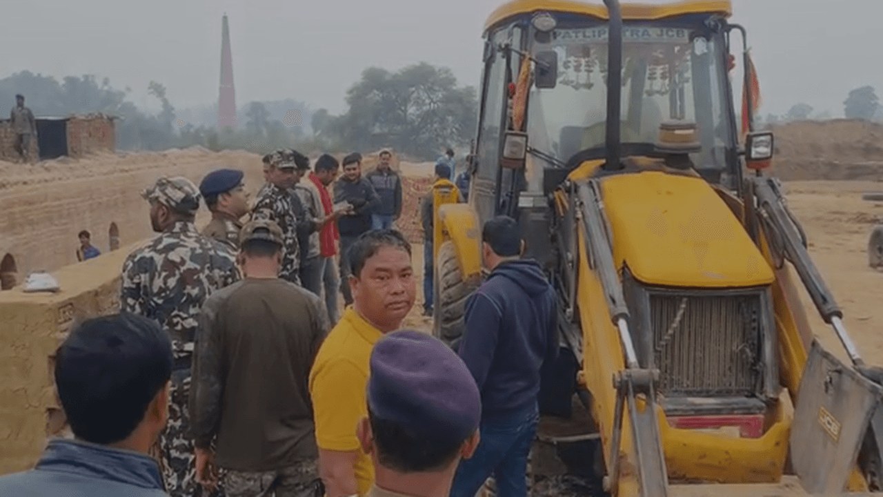 बिहार: गया में नक्सलियों ने JCB को किया आग के हवाले, पर्चा लिखकर दी धमकी, इलाके में दहशत