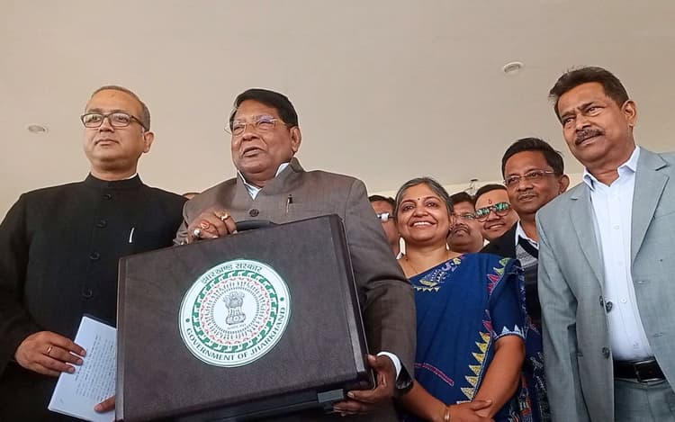 Jharkhand Budget: झारखंड सरकार ने पेश किया बाल बजट, जानिए इस बजट में क्या होता है खास…
