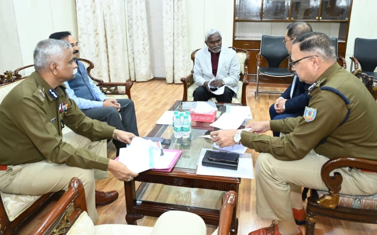 झामुमो स्थापना दिवस से पहले सीएम चंपाई सोरेन ने सीएस-डीजीपी संग की हाई लेवल मीटिंग, दिए ये निर्देश झामुमो स्थापना दिवस से पहले सीएम चंपाई सोरेन ने सीएस-डीजीपी संग की हाई लेवल मीटिंग, दिए ये निर्देश