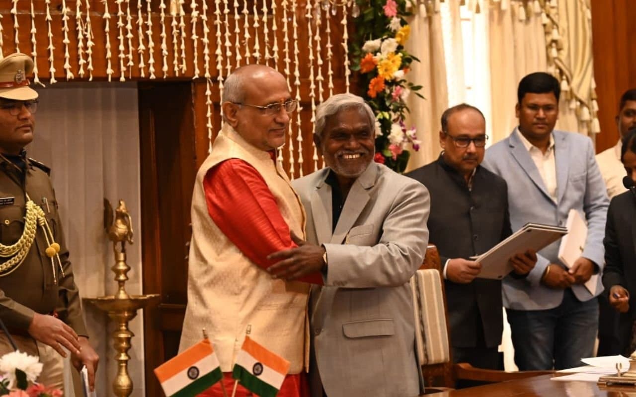 PHOTOS: चंपाई सोरेन का निर्दलीय प्रत्याशी से CM तक का सफर, आंदोलनकारी होकर भी कभी जेल नहीं गए कोल्हान टाइगर