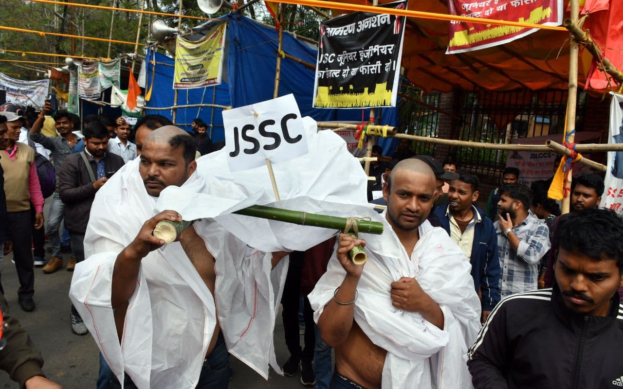 रांची में जेइ अभ्यर्थियों ने निकाली JSSC की शव यात्रा, 1 अनशनकारी की तबीयत बिगड़ी