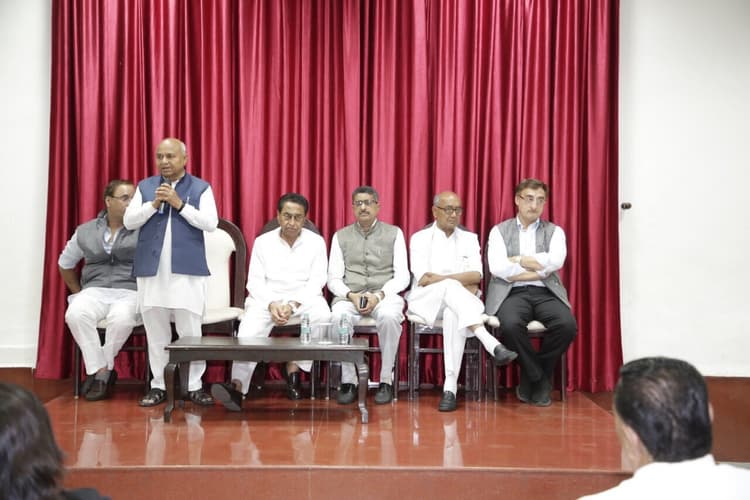 क्या कमलनाथ की सरकार बचेगी? सबकी निगाहें स्पीकर पर टिकी