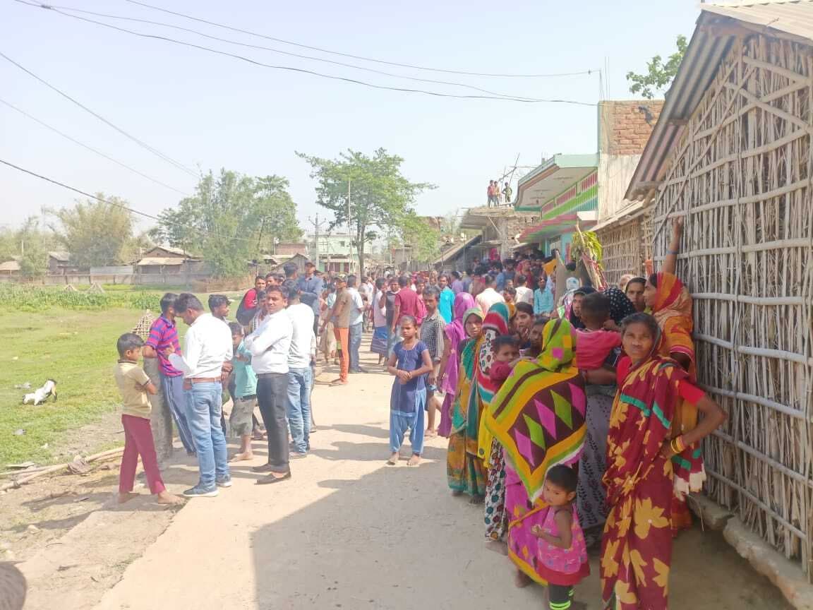 Bihar News: घरेलू विवाद में हैवान बना शख्स, पत्नी और दो मासूम बेटियों को जिंदा जलाया, कमरे के बाहर से देखता रहा नजारा Bihar News: घरेलू विवाद में हैवान बना शख्स, पत्नी और दो मासूम बेटियों को जिंदा जलाया, कमरे के बाहर से देखता रहा नजारा