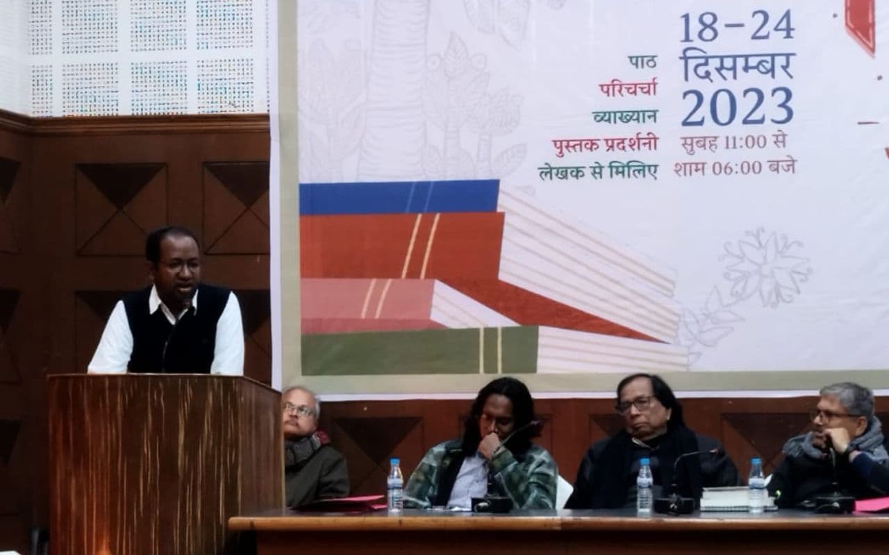 आदिवासी दर्शन में कोई सर्वशक्तिशाली देवता नहीं, किताब उत्सव में बोले डॉ इकिर गुंजल मुंडा