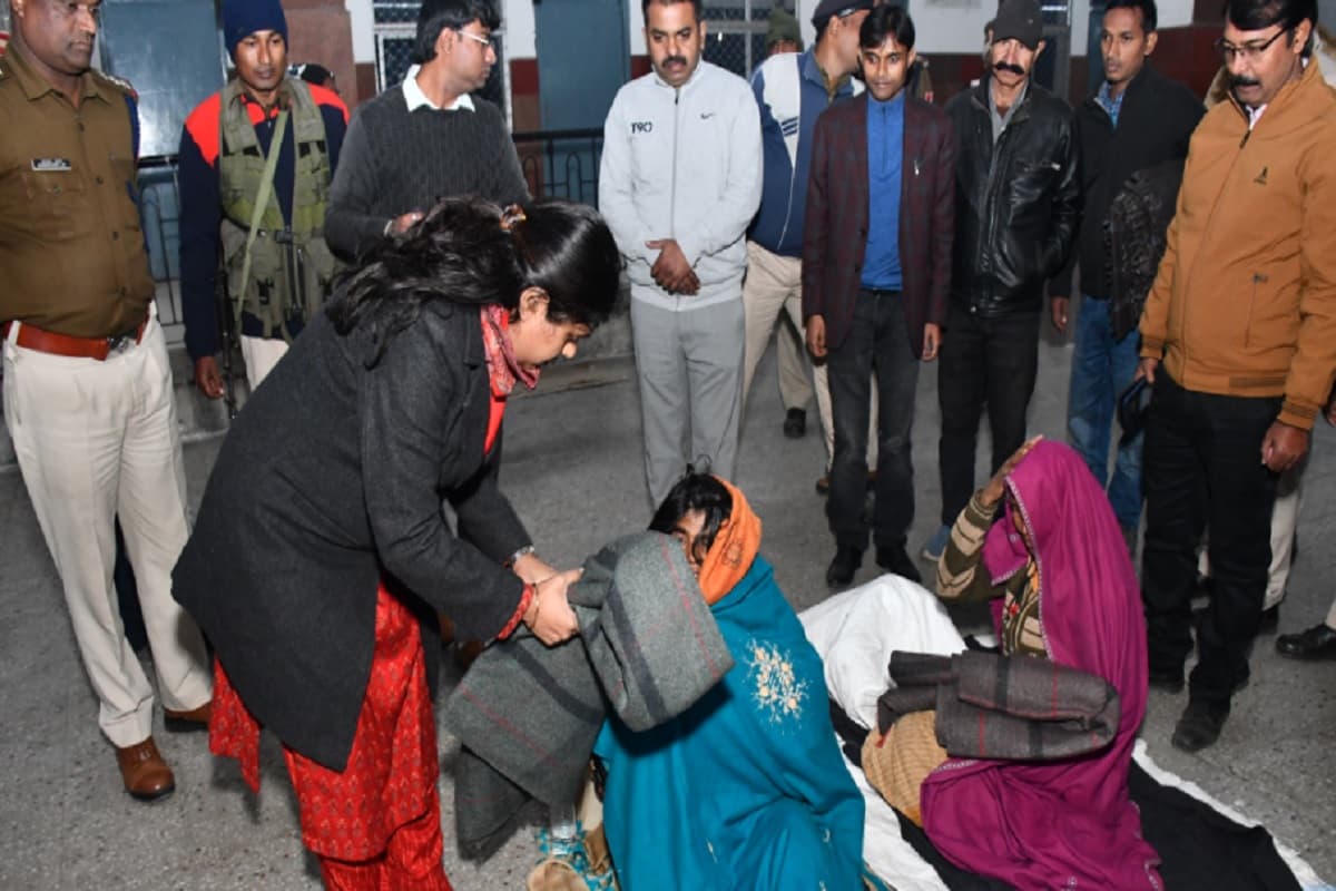 ठंड में शहर का जायजा लेने निकली कोडरमा डीसी, बांटा कंबल