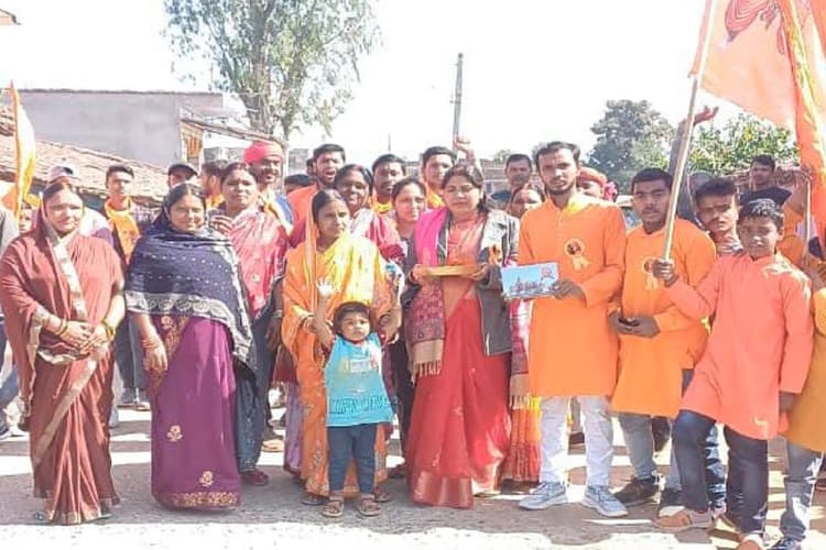 लातेहार: अयोध्या से पहुंचा कलश, लोगों ने की पूजा अर्चना, अक्षत और निमंत्रण पत्र का वितरण