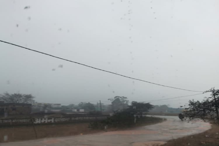 लोहरदगा : बारिश से जनजीवन अस्त व्यस्त, फसल को नुकसान की संभावना