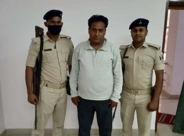 Bihar News: मधुबनी CDPO ऑफिस में डाटा एंट्री ऑपरेटर रिश्वत लेते रंगेहाथ गिरफ्तार, अधिकारी भी जांच के घेरे में