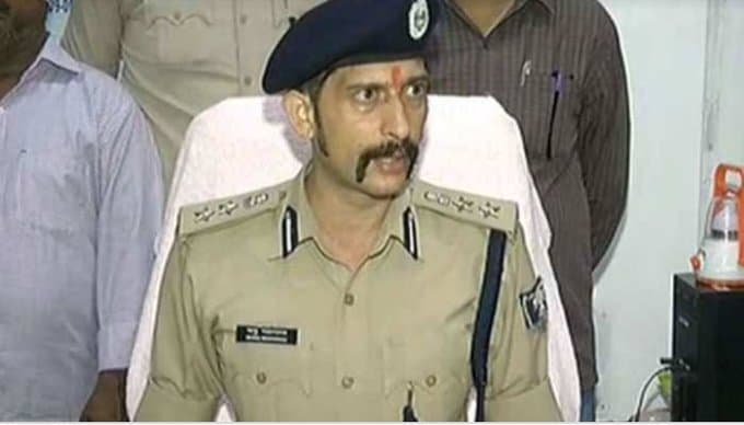Bihar News: लापरवाही पर डीआईजी मनु महाराज का सख्त एक्शन , एक साथ पांच दारोगा को किया सस्पेंड