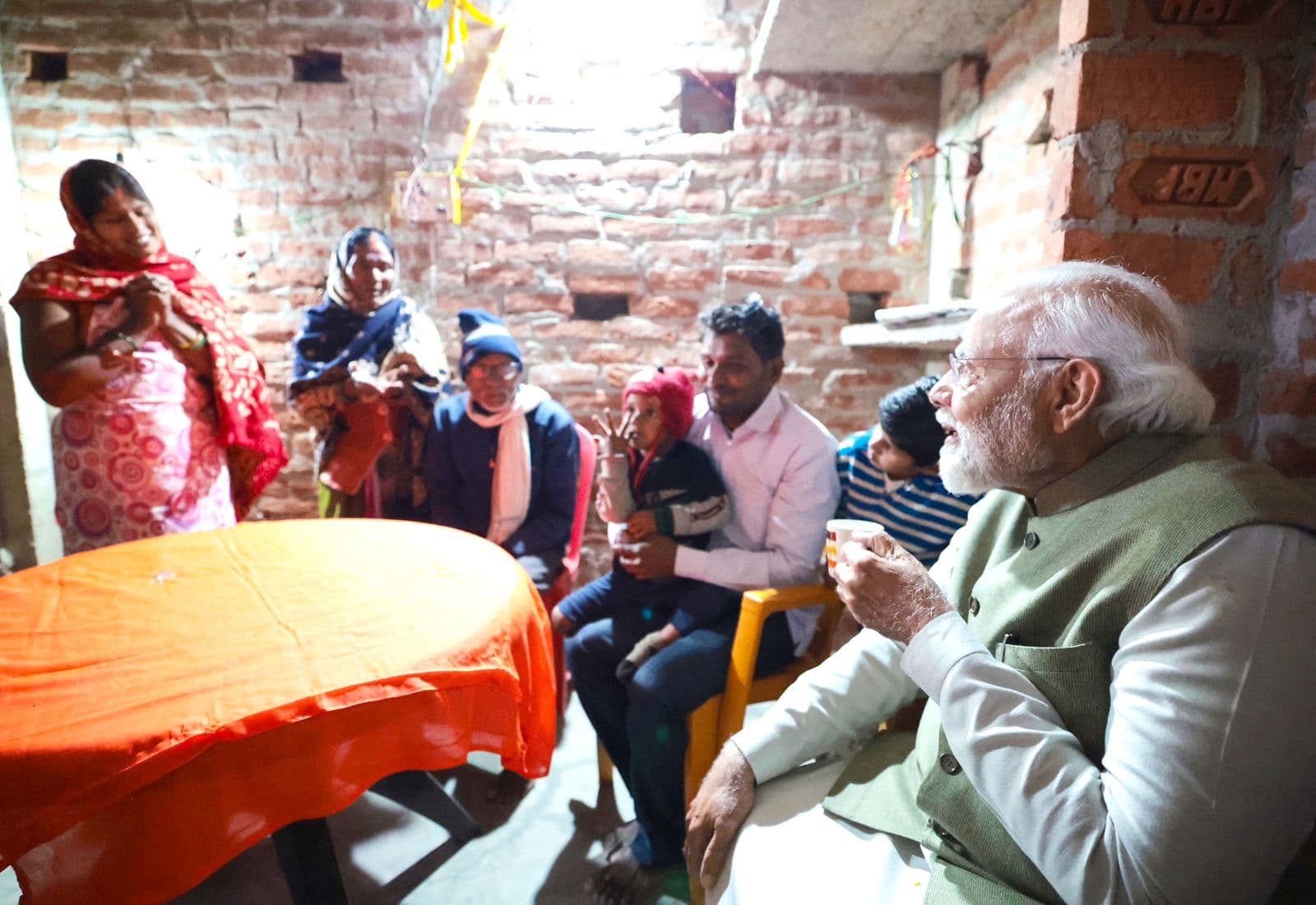अयोध्या में मीरा के घर अचानक चाय पीने पहुंचे पीएम मोदी, देखें फोटो अयोध्या में मीरा के घर अचानक चाय पीने पहुंचे पीएम मोदी, देखें फोटो