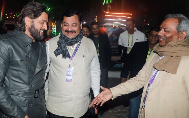 FIH Olympic Qualifier: महिला हॉकी टीम का हौसला बढ़ाने के लिए स्टेडियम पहुंचे एमएस धोनी, देखें EXCLUSIVE PICS