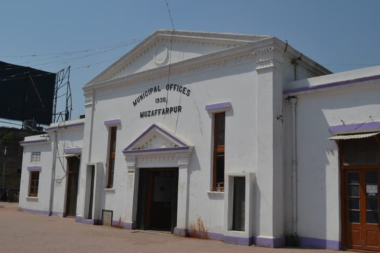 पानी की किल्लत पर भड़की जनता, निगम प्रशासन की घेराबंदी, जानें क्या है पूरा मामला