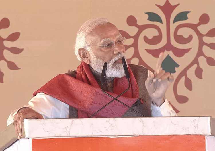 PM Modi: पीएम मोदी ने वंदे भारत ट्रेन को दिखायी हरी झंडी, 19 हजार करोड़ की योजनाओं का लोकार्पण-शिलान्यास