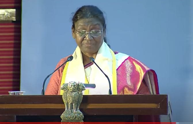 राष्ट्रपति द्रौपदी मुर्मू ने आईआईटी लखनऊ में मेधावियों को दिए मेडल, कहा- इमोशनल इंटेलिजेंस को भी दें महत्व