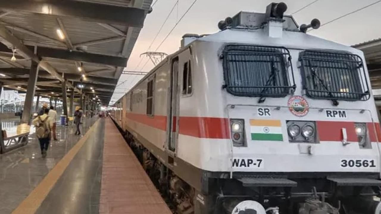 Railway News : ड्यूटी के दौरान सो गया स्टेशन मास्टर, पटना-कोटा एक्सप्रेस के साथ हो सकता था बड़ा हादसा