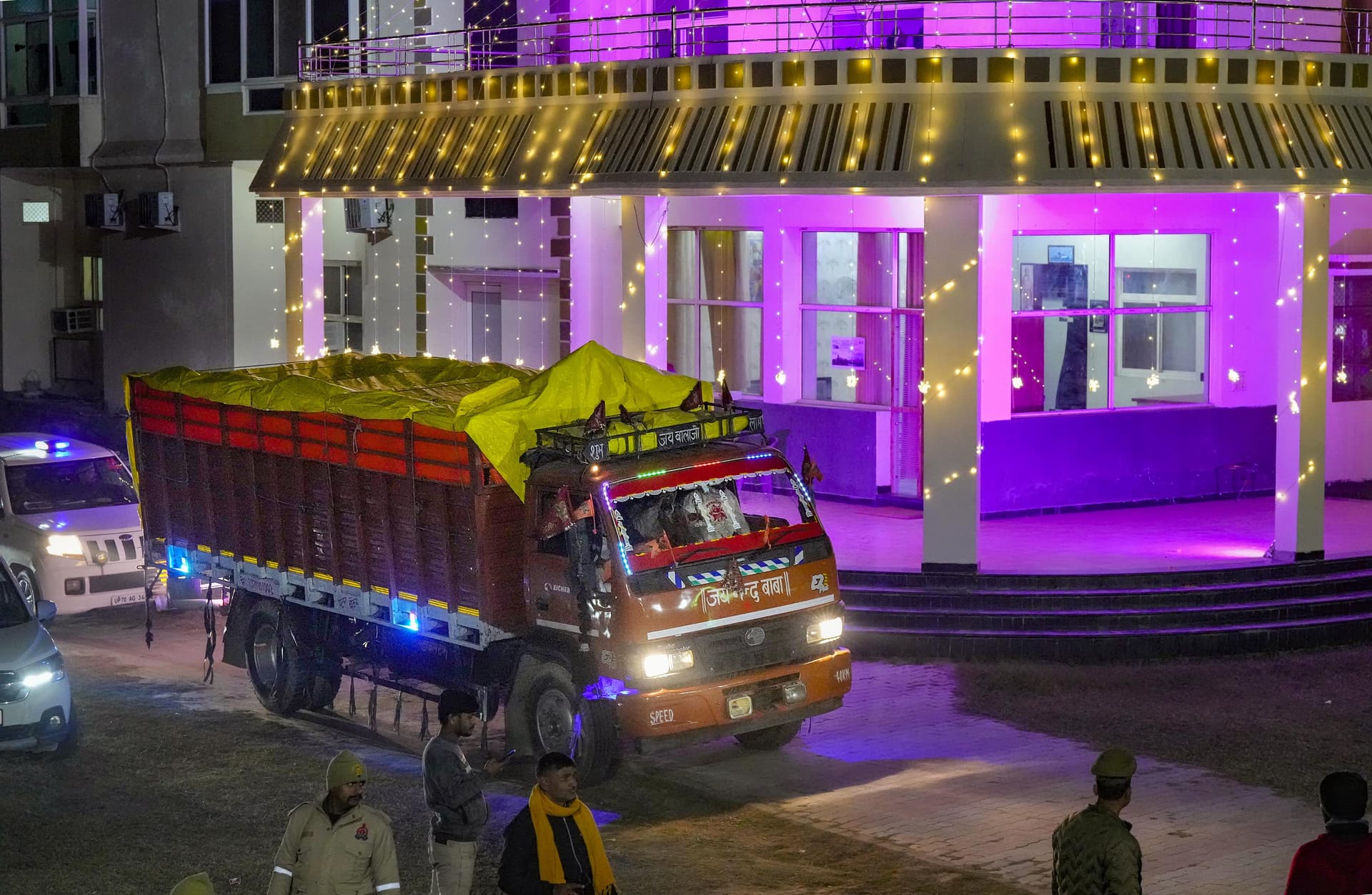 Ram Mandir: प्राण प्रतिष्ठा से पहले अयोध्या पहुंची रामलला की मूर्ति, 18 जनवरी को गर्भ गृह में होंगे स्थापित