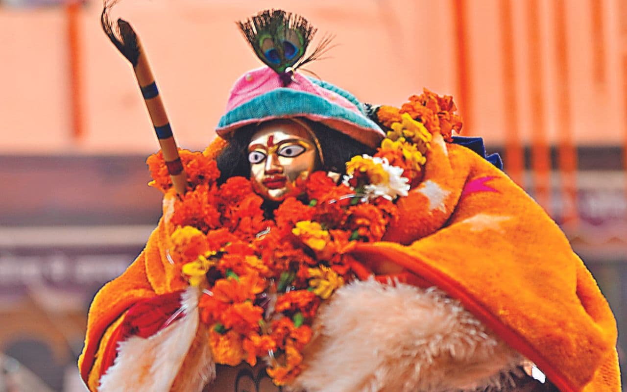 पुजारी बोले- लल्ला जब रात में सोइंहें, सुबह उठकर देखिहैं तो सोचिहैं, हम ई कहां कुटिया से महल मा आ गए पुजारी बोले- लल्ला जब रात में सोइंहें, सुबह उठकर देखिहैं तो सोचिहैं, हम ई कहां कुटिया से महल मा आ गए