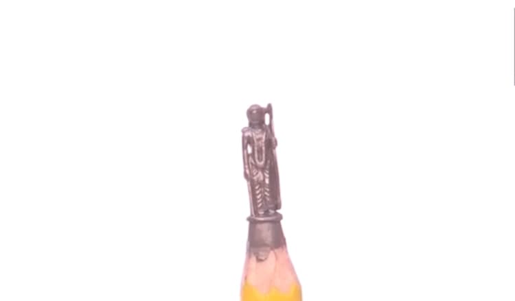 दुनिया की सबसे छोटी रामलला की मूर्ति वो भी पेंसिल की नोक पर, देखें वीडियो