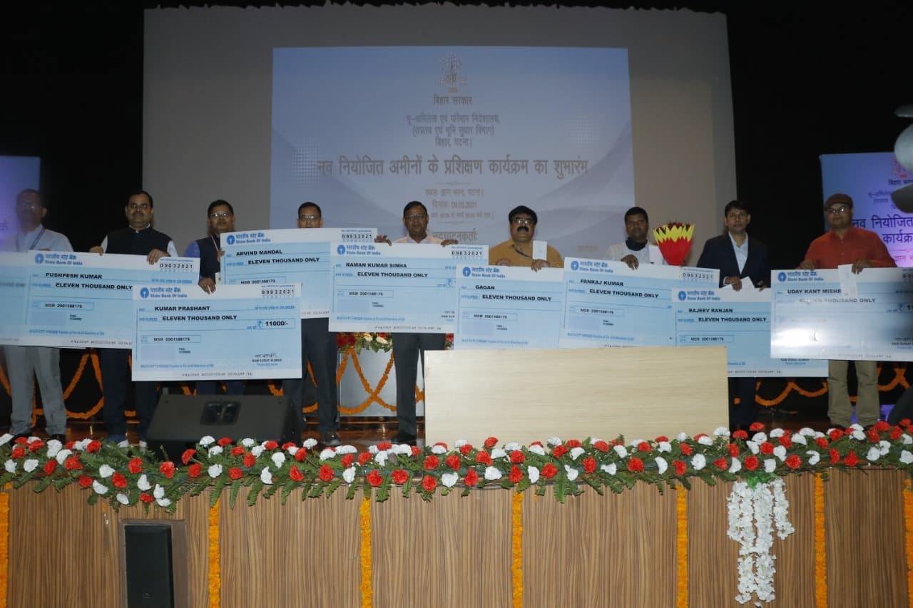 Bihar News: बिहार सरकार के इस मंत्री ने अपने वेतन की राशि अमीनों को पुरस्कार में बांटी, साथ ही किया ये बड़ा ऐलान