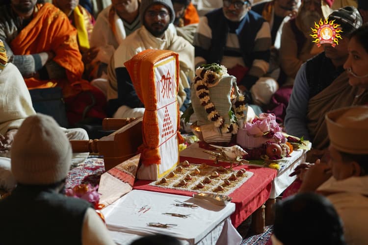 Ram Mandir Pran Pratishtha: श्री रामलला की मूर्ति गर्भ गृह में स्थापित, आज प्राण प्रतिष्ठा का चौथा दिन