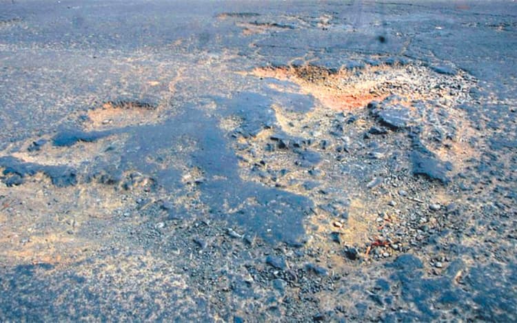 टेंडर के खेल में फंसी पूर्वी सिंहभूम की 19 सड़कें, 32 करोड़ रुपए से भरे जाएंगे गड्ढे