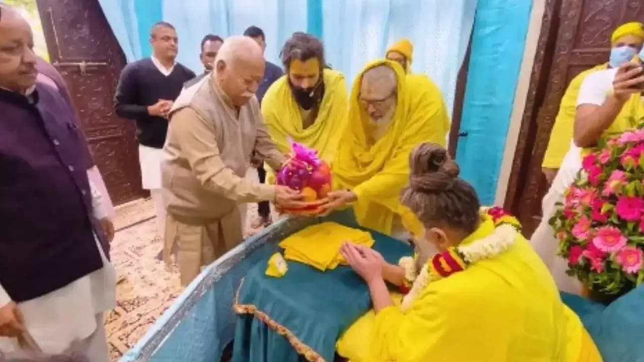 तिरंगा हमारा राष्ट्र-भगवान, प्रेमानंद महाराज ने वृंदावन में मिलने पहुंचे सरसंघचालक मोहन भागवत से कही ये बात