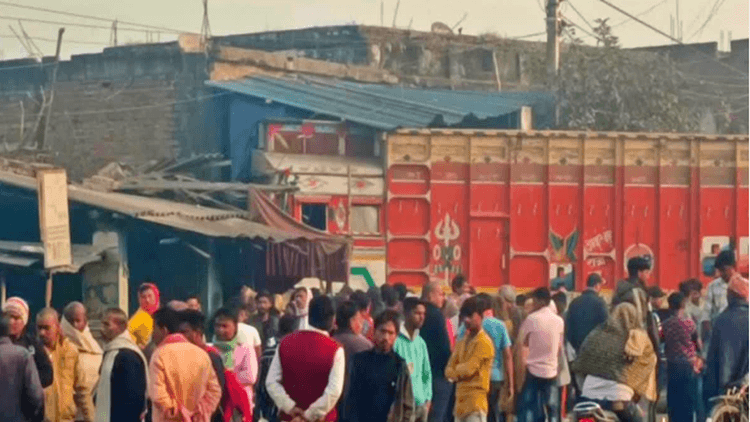 बिहार: मुजफ्फरपुर में दुकान में घुसा अनियंत्रित ट्रक, सड़क दुर्घटना में एक शख्स की मौत, दो की हालत गंभीर
