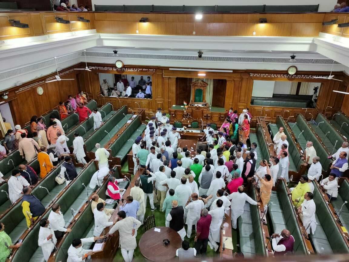 Bihar Assembly Protest: बिहार में सड़क ही नहीं, सदन में भी जबरदस्त हंगामा, विधानसभा में विपक्षी नेताओं ने मचाया उत्पात, मर्यादा तार-तार