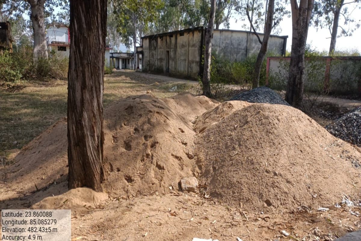 झारखंड: सीओ आवास के सामने डंप है अवैध बालू व छर्री, क्यों कार्रवाई नहीं कर रहे अधिकारी?