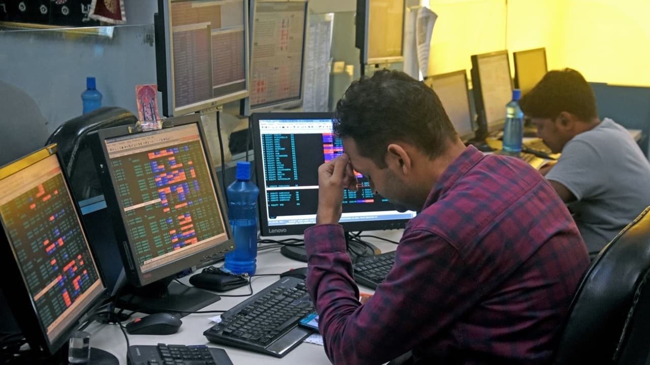 Share Market: शेयर बाजार में आयी गिरावट, सेंसेक्स 90 अंक टूटा, निफ्टी भी लाल, कंपनियों के नतीजे पर होगी नजर