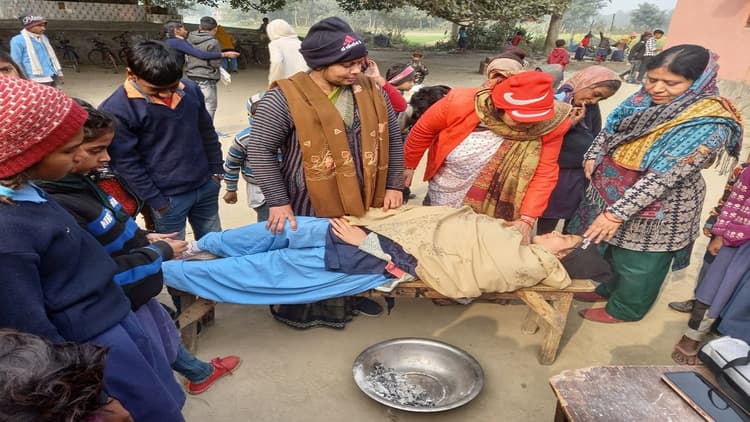 बिहार के स्कूलों में ठंड से एक दर्जन से अधिक बच्चे हुए बेहोश, शिक्षिका भी हुई अचेत, छात्र की गयी जान