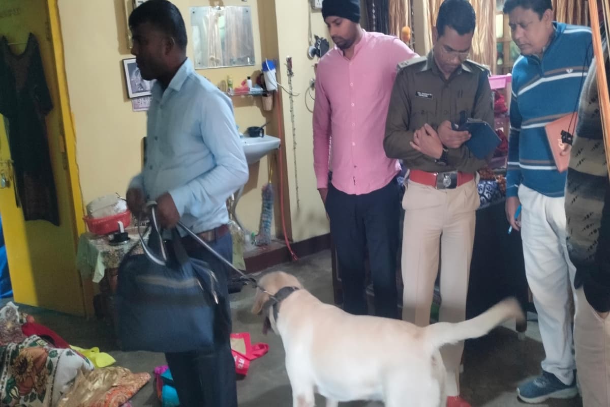 झारखंड: 10 लाख से अधिक के सोने-चांदी के जेवरात व कैश की चोरी, जांच में जुटी पुलिस
