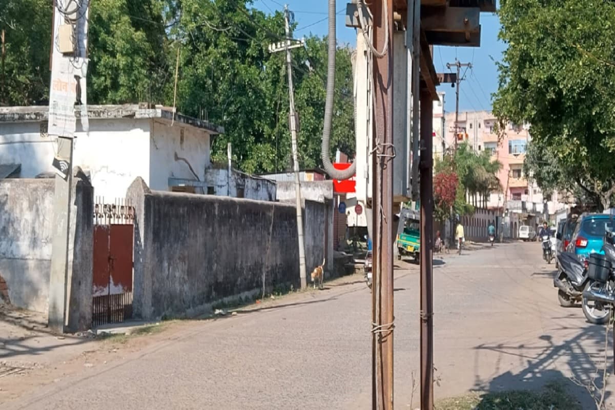 हजारीबाग में 500 से अधिक बेकार बिजली और टेलीफोन पोल बन रहे ट्रैफिक जाम के कारण