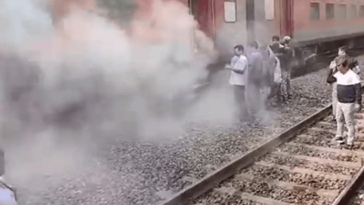 Burning Train: दानापुर-लोकमान्य तिलक होली स्पेशल ट्रेन में लगी आग, मची अफरातफरी