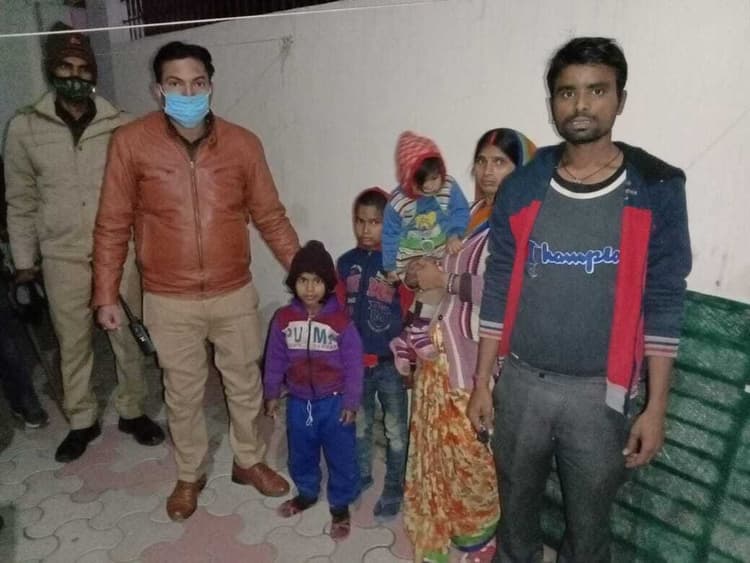Varanasi News: बनारस में दिखा खाकी का मानवीय चेहरा, पुलिस ने बिछड़े भाई बहनों को माँ से मिलाया