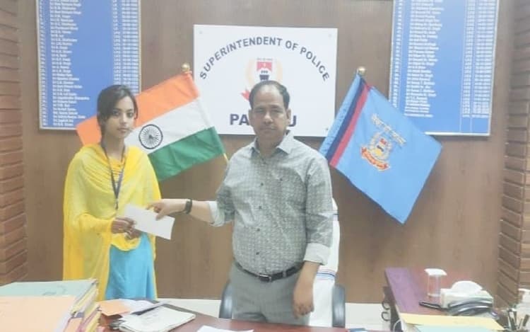 IAS बनना चाहती है पलामू की बिटिया जारा नूर, मुफलिसी बन रही बाधा, एसपी ने बढ़ाया हौसला, लगा रही मदद की गुहार