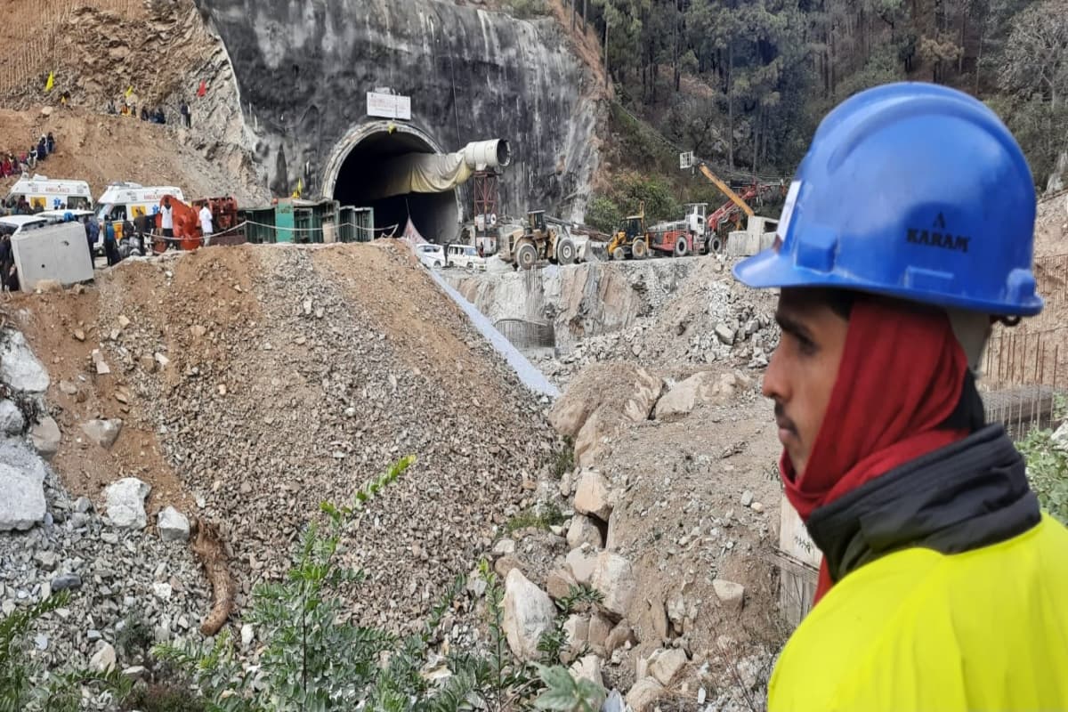 PHOTOS: उत्तराखंड सुरंग से सुरक्षित निकले 15 मजदूर कब लौट रहे हैं झारखंड, हेमंत सोरेन सरकार की क्या है तैयारी?