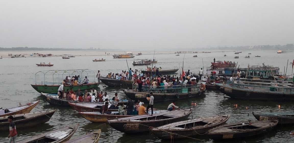 Varanasi News: गंगा में नाव चलाने के लिए लेना होगा लाइसेंस, अब पल भर में ही मिल जाएगा संचालक का बायोडाटा