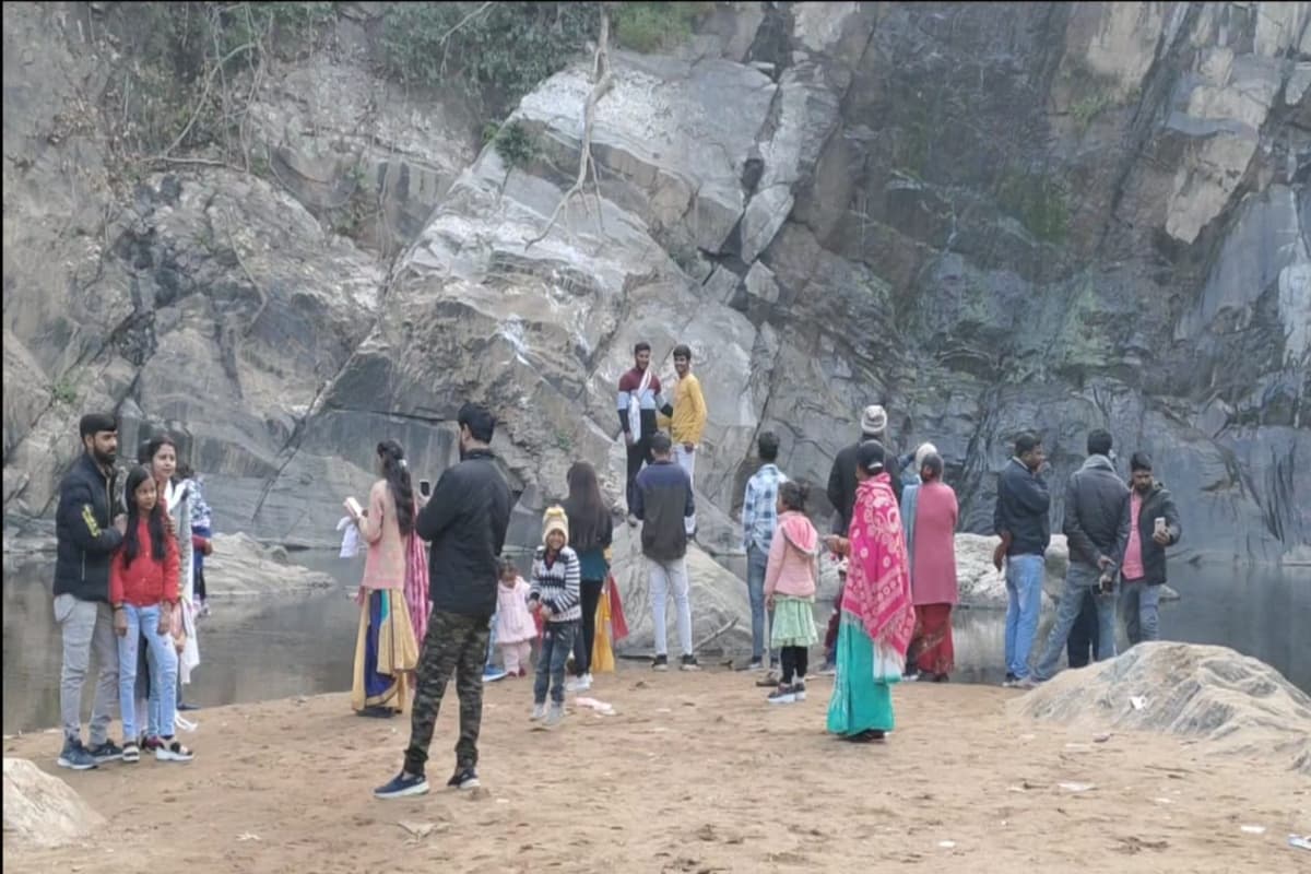 झारखंड: नए साल पर बिहार से पिकनिक मनाने वृंदाहा जलप्रपात पहुंचा युवक लापता, जांच में जुटी पुलिस
